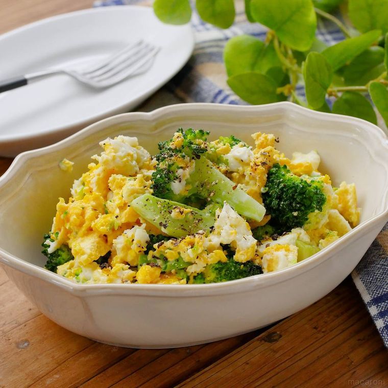 白色の皿に盛られた卵とブロッコリーのマヨサラダ