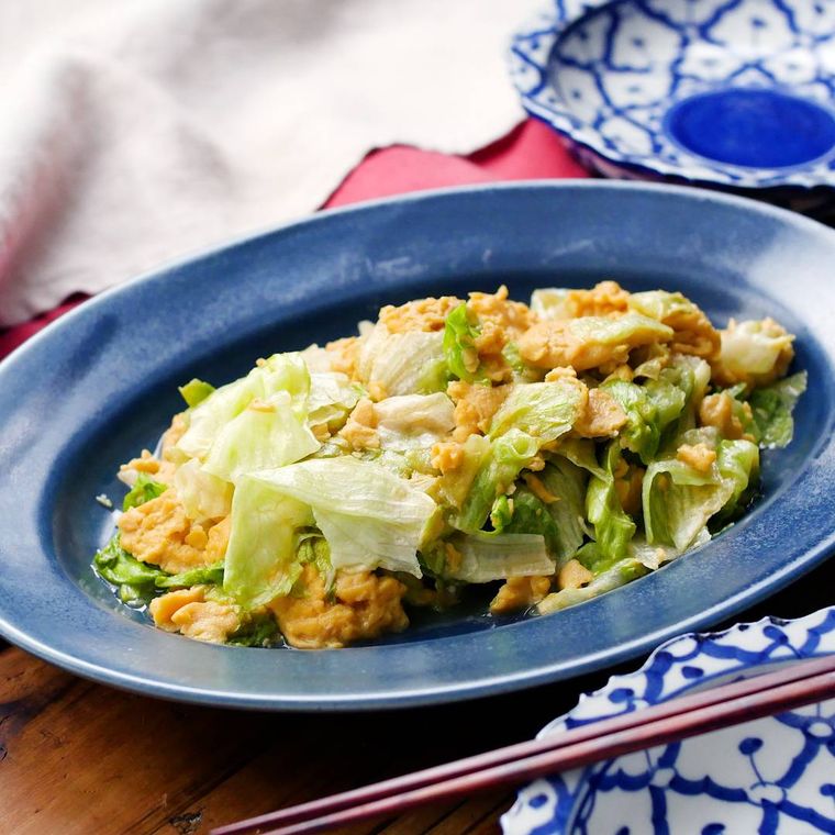 レタスと卵の中華炒めが青い皿に盛り付けられているところ