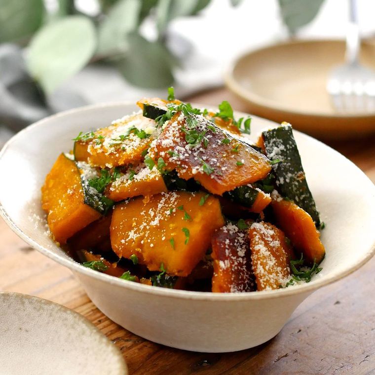 白色の器に盛られたかぼちゃのバター炒め