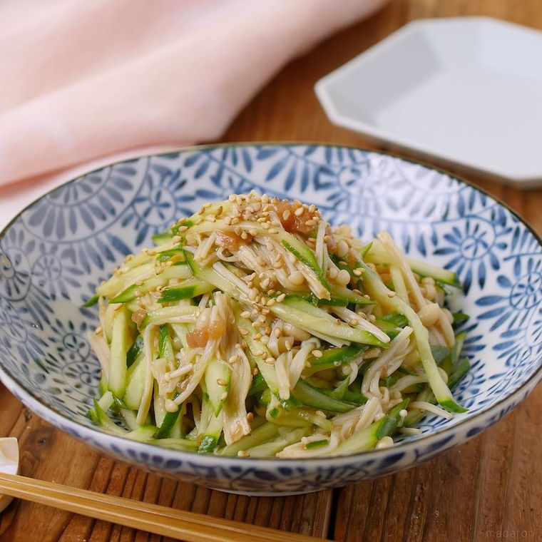 花唐草模様の皿に盛られたきゅうりとえのきだけの梅ポン和え