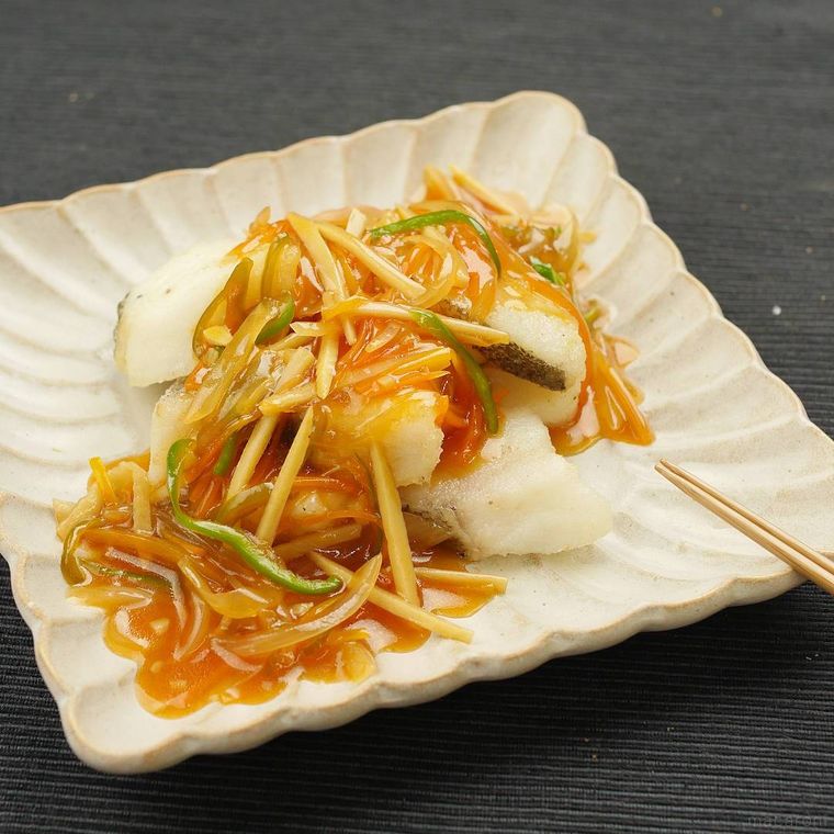 白色の皿に盛られた白身魚の甘酢あんかけ