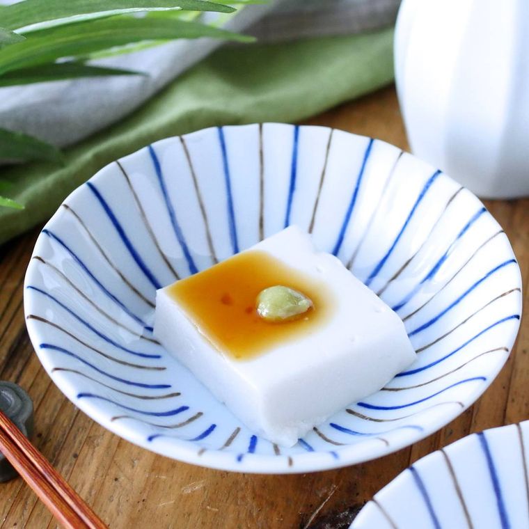 皿に盛られたピーナツ豆腐