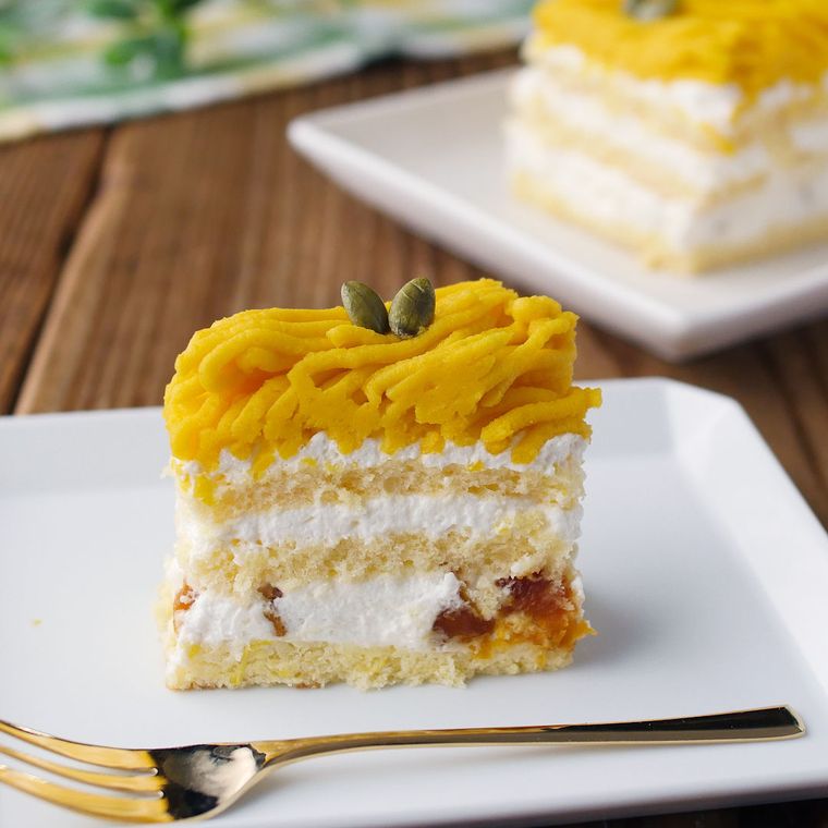 白い皿に盛り付けたかぼちゃのモンブラン