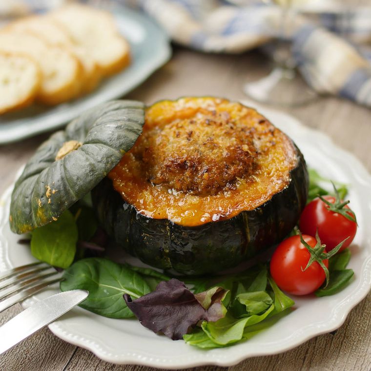 白い皿に盛り付けたまるごとかぼちゃのチーズ肉詰め