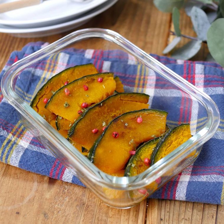 透明な容器に入ったかぼちゃのマリネ