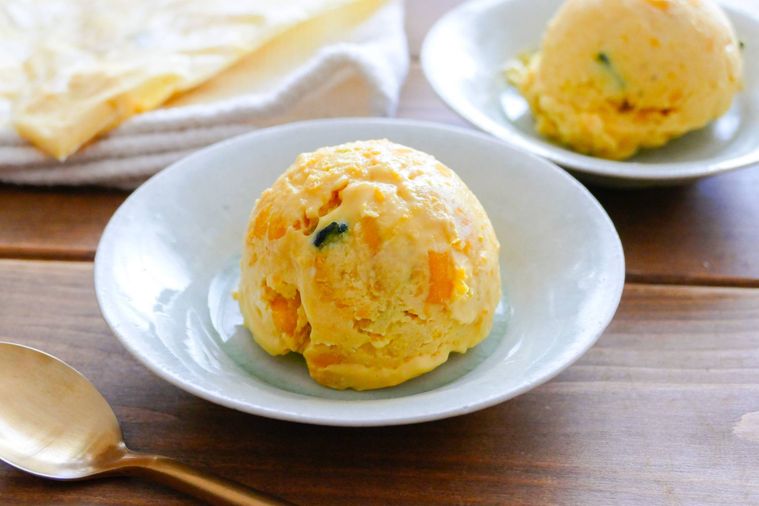 白い皿に盛り付けたかぼちゃアイスクリーム