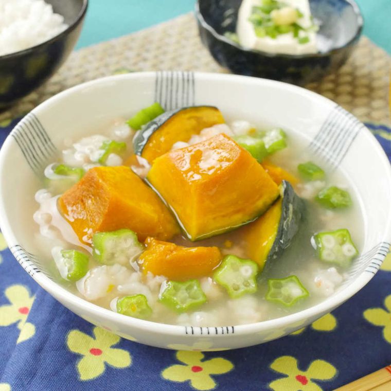 白い皿に盛り付けたかぼちゃとえびのオクラあんかけ