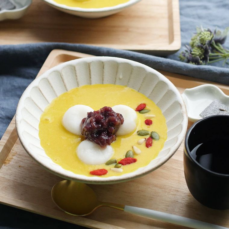 白い器に盛り付けたかぼちゃの豆乳しるこ