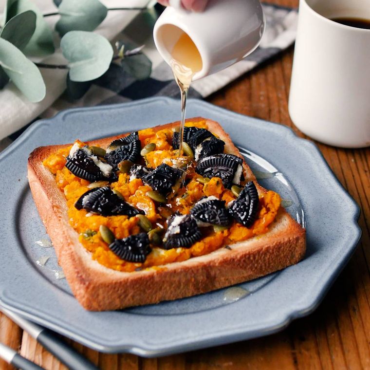 青い皿に盛り付けたスイートパンプキントースト