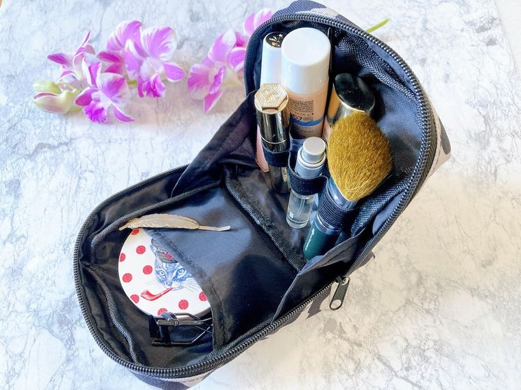 キャンドゥのスクエアポーチ Sにたくさんのメイクアイテムを収納したところ