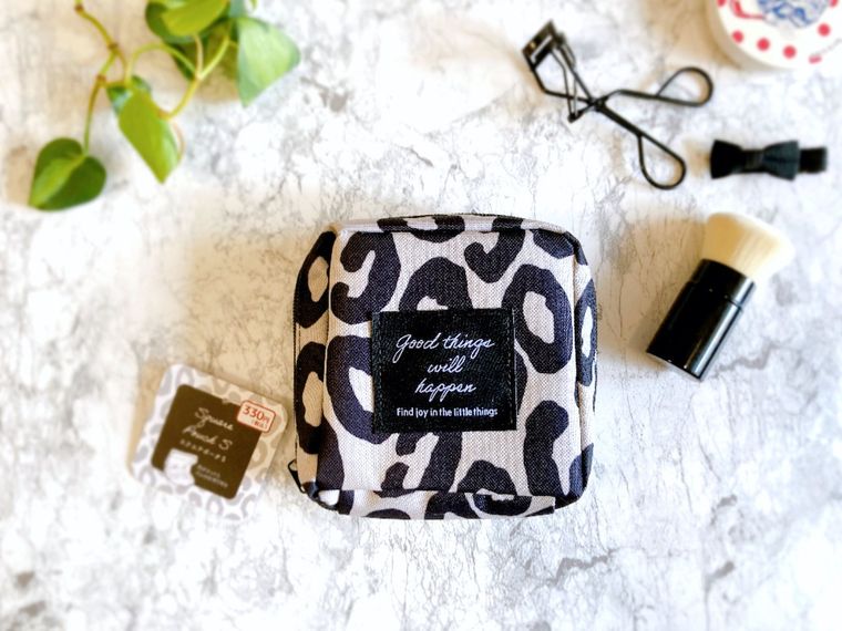 キャンドゥのスクエアポーチ Sをメイクアイテムと一緒にテーブルに置いたところ