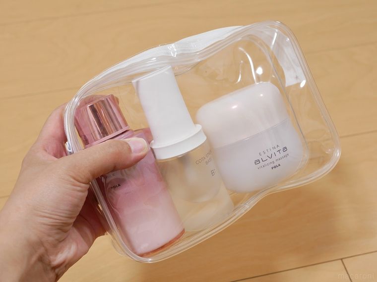 スキンケア用品が入ったクリアポーチ