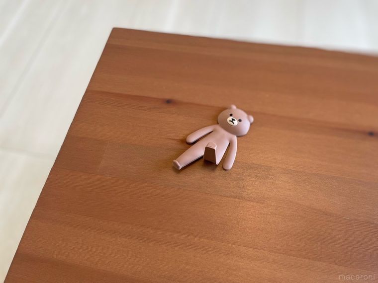 片足をあげたクマのスマホスタンド