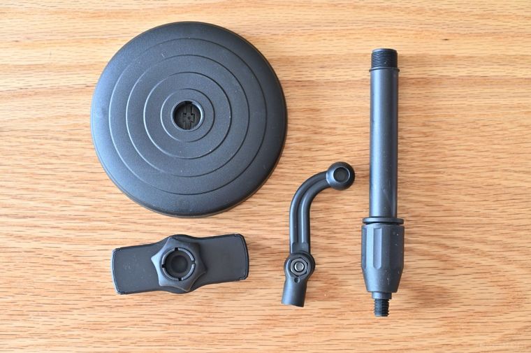 木のテーブルに並んだ黒いパーツ