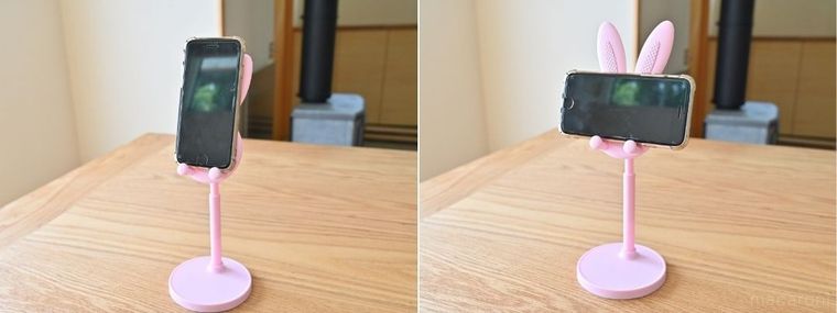 うさぎのスマホスタンドにスマホをセットしている