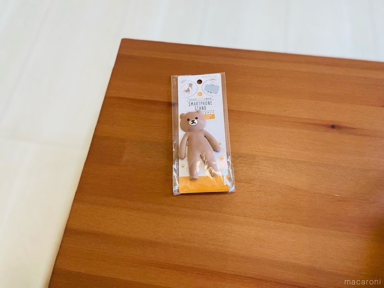 木のテーブルに置かれたクマのスマホスタンド