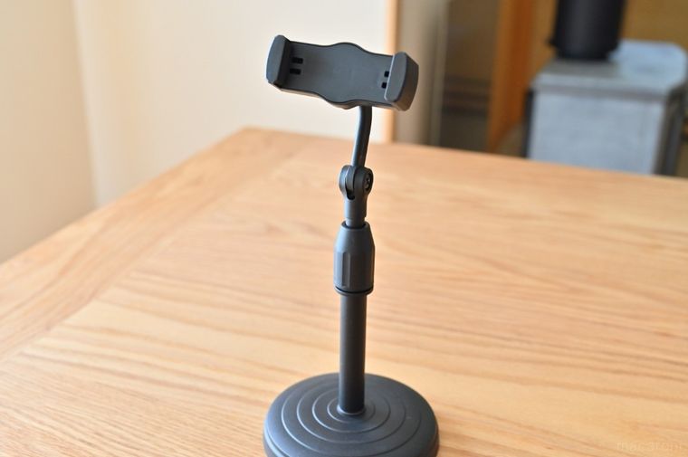 アームつきの黒いスマホスタンド