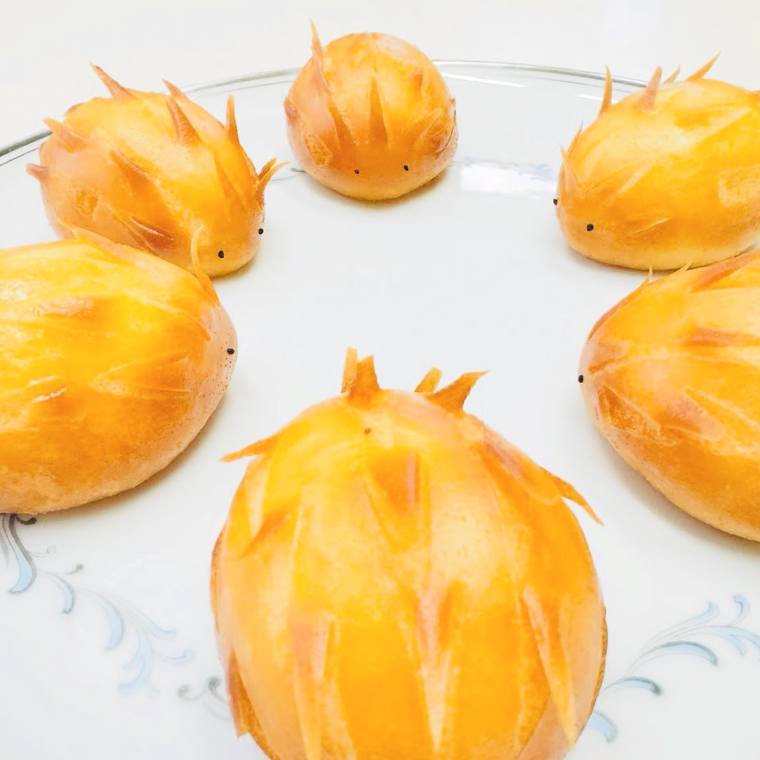 トゲトゲの針が愛らしい、こんがり揚がったハリネズミまん