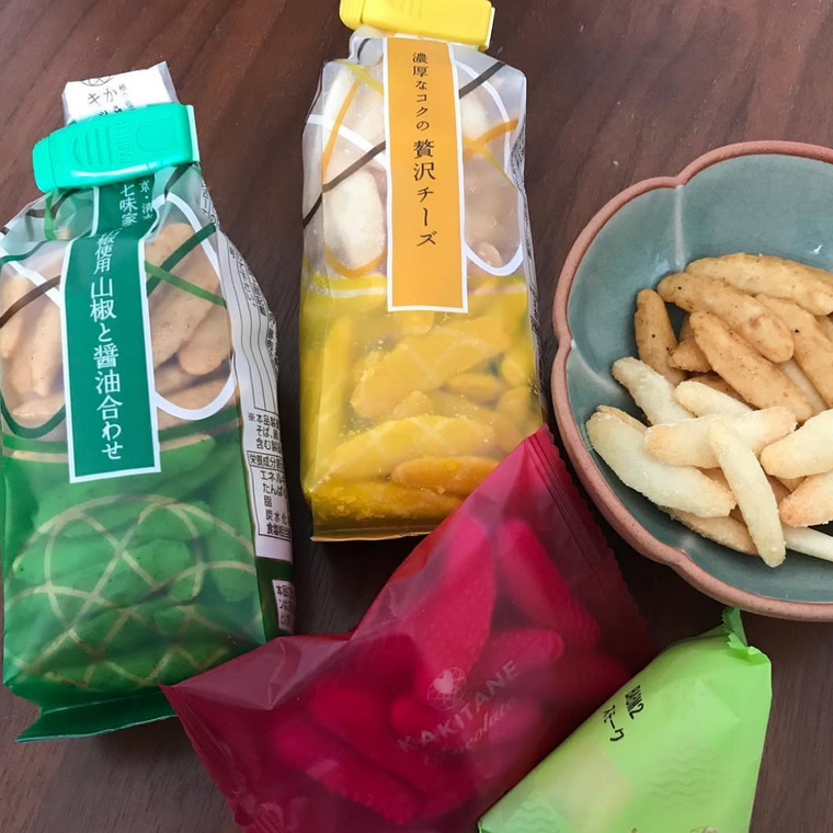 シンプルなパッケージが気取らないかきたねスタンド 贅沢チーズ