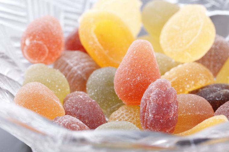 お皿にたくさん盛り付けられた彩果の宝石