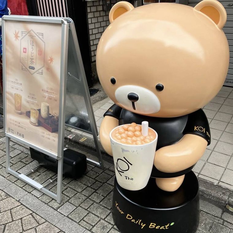 コイティー 原宿店の外に置かれたタピオカを持ったくまの置き物