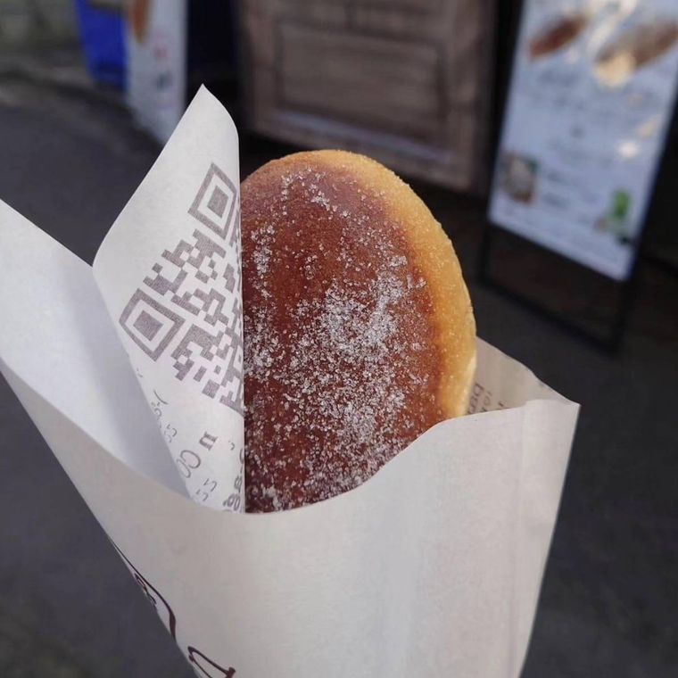 紙に包まれた揚げパン