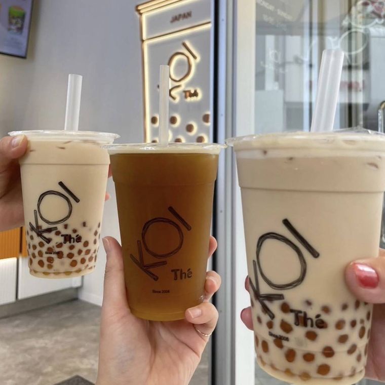 タピオカドリンクを手にしている様子