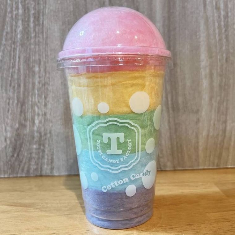 ピンク、赤、黄色、緑、水色、紫が層になったレインボーカップわたあめ