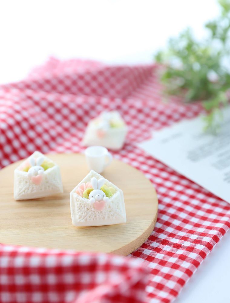 mokomiuうさパンレターブローチ