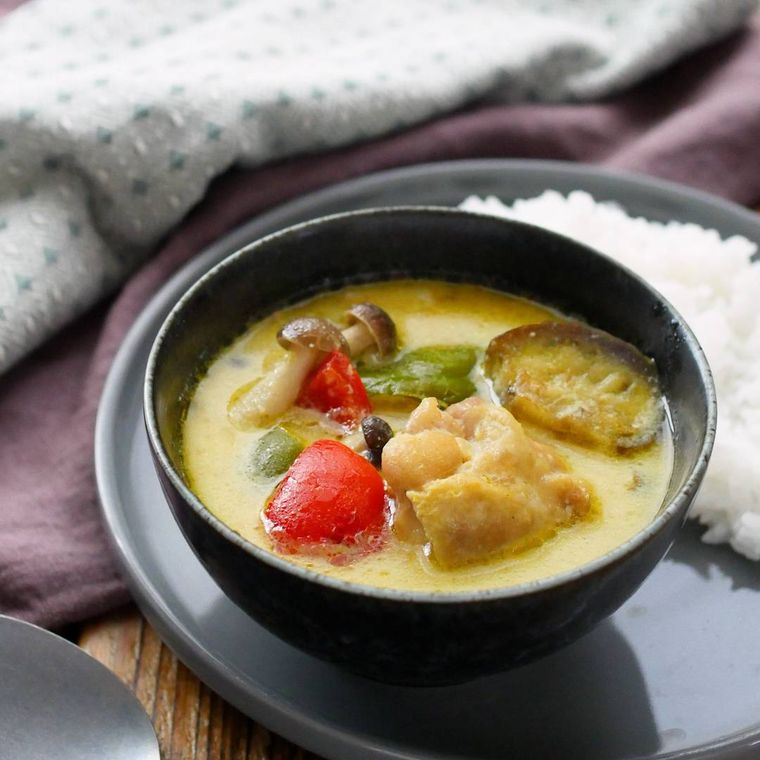 黒い器に入った豆乳のグリーンカレー