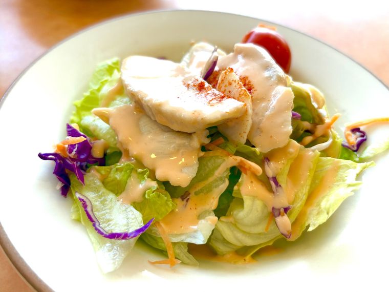 お皿に盛られたチキンサラダ