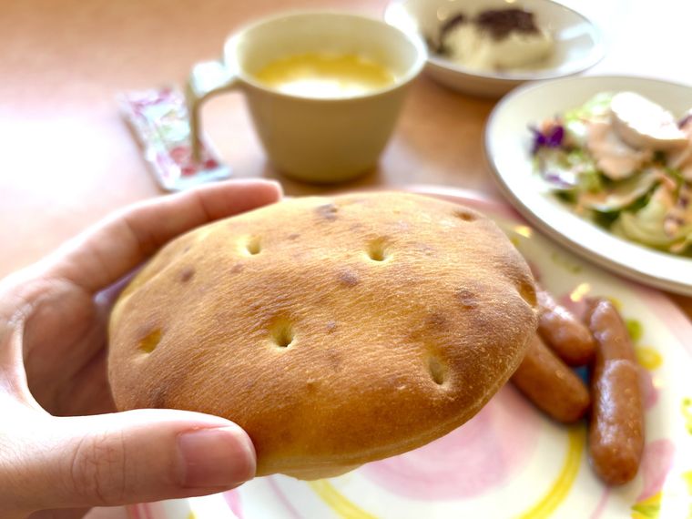 手でフォッカチオを持っている様子