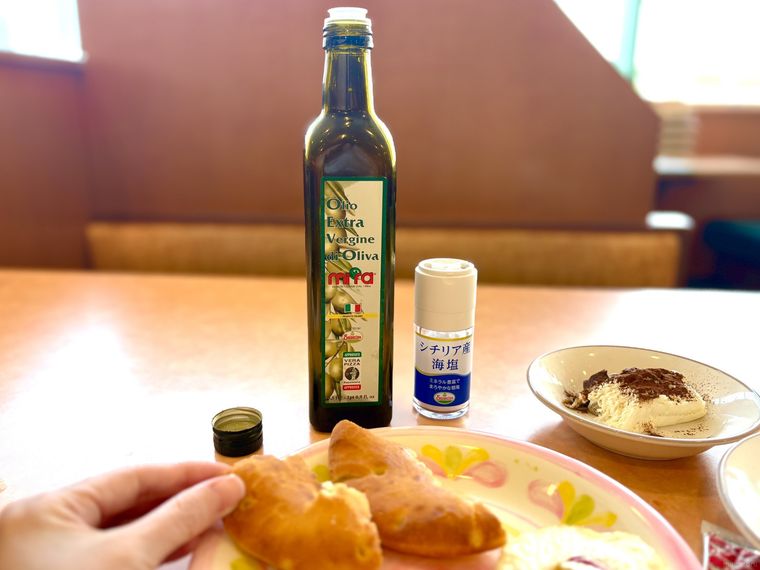 サイゼリヤのエキストラバージンオリーブオイルとシチリア産の海塩