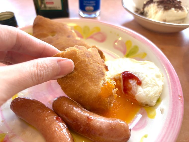 フォッカチオを黄身につけて食べている様子