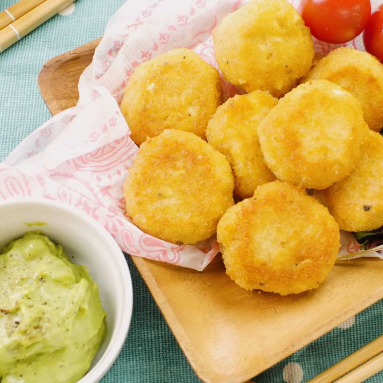 木のトレーの上の豆腐明太ボールと、白い器に盛られたアボカドディップ