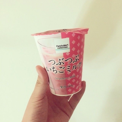 ファミマの「つぶつぶいちごミルク」が贅沢なスイーツドリンクとして人気♡