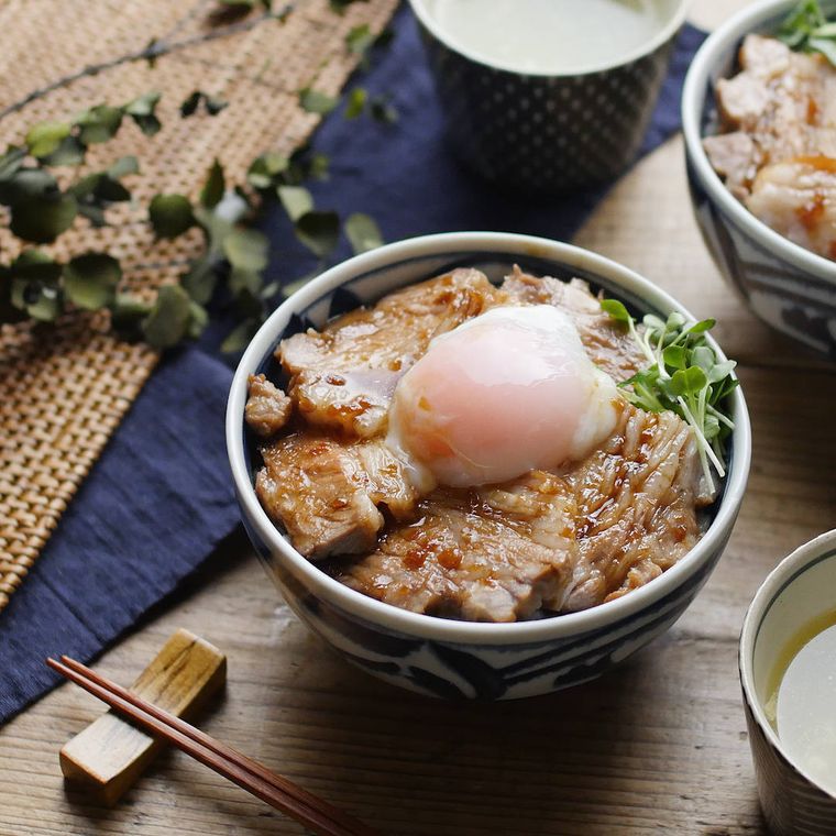 どんぶりに盛られたチャーシュー丼。温泉卵のせ