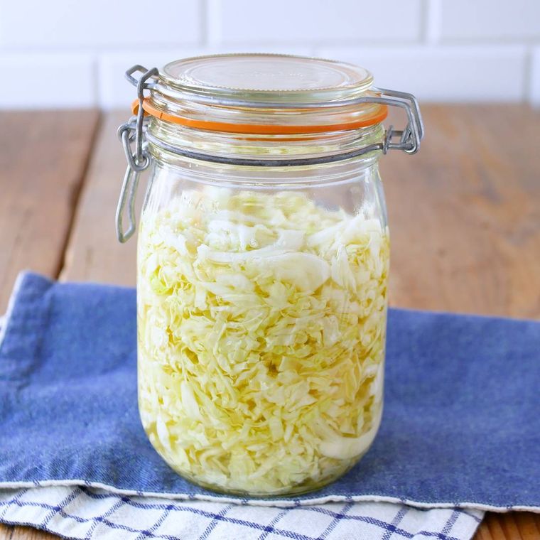 ガラスの保存瓶に入った酢キャベツ