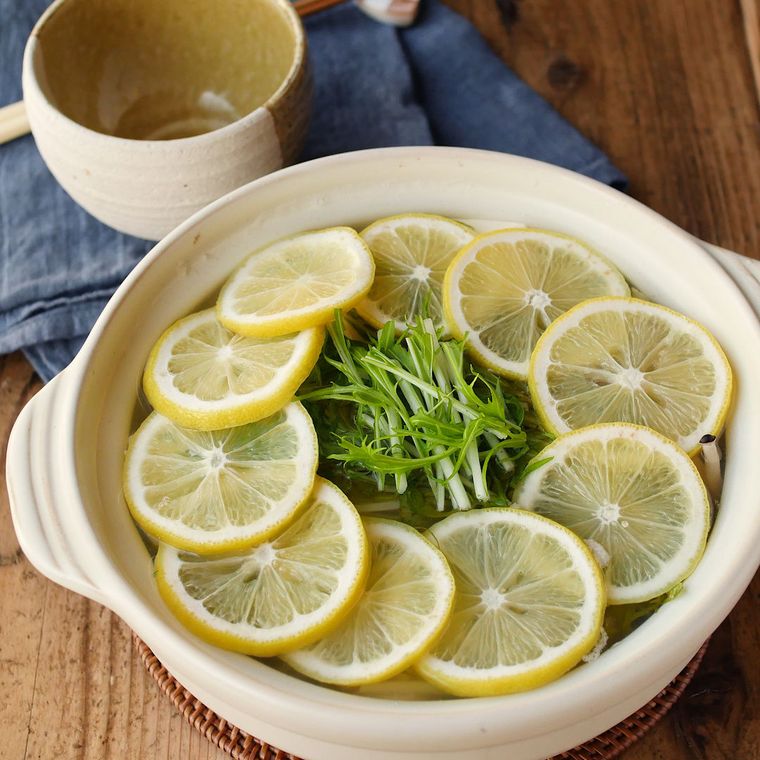 土鍋に入った、レモンの輪切りと水菜が並んだ鶏塩レモン鍋。