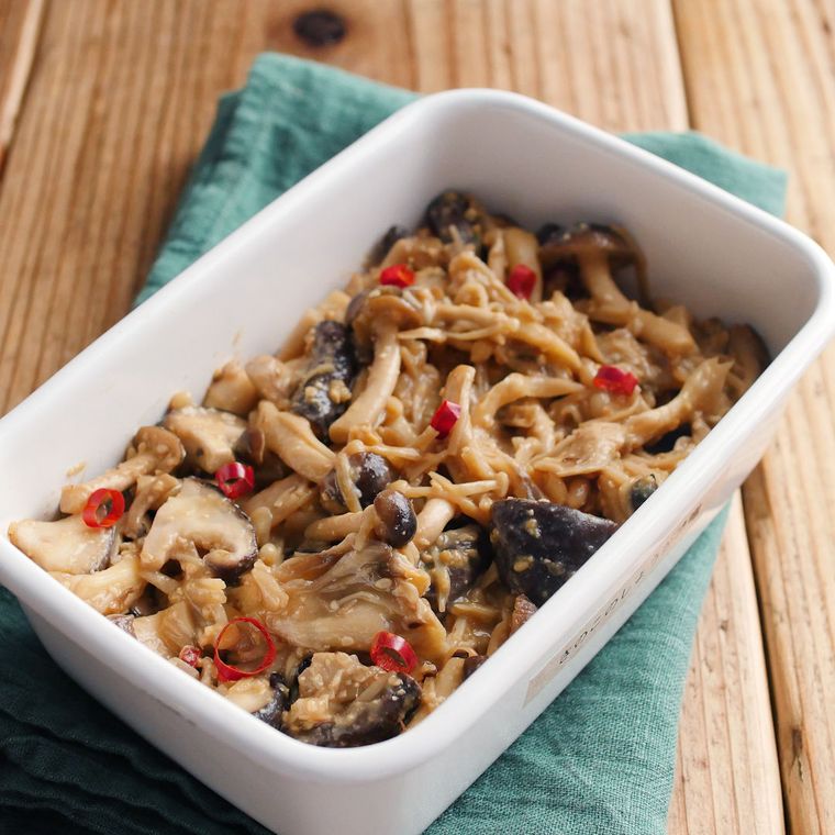 容器に入ったたっぷりきのこの生姜みそ