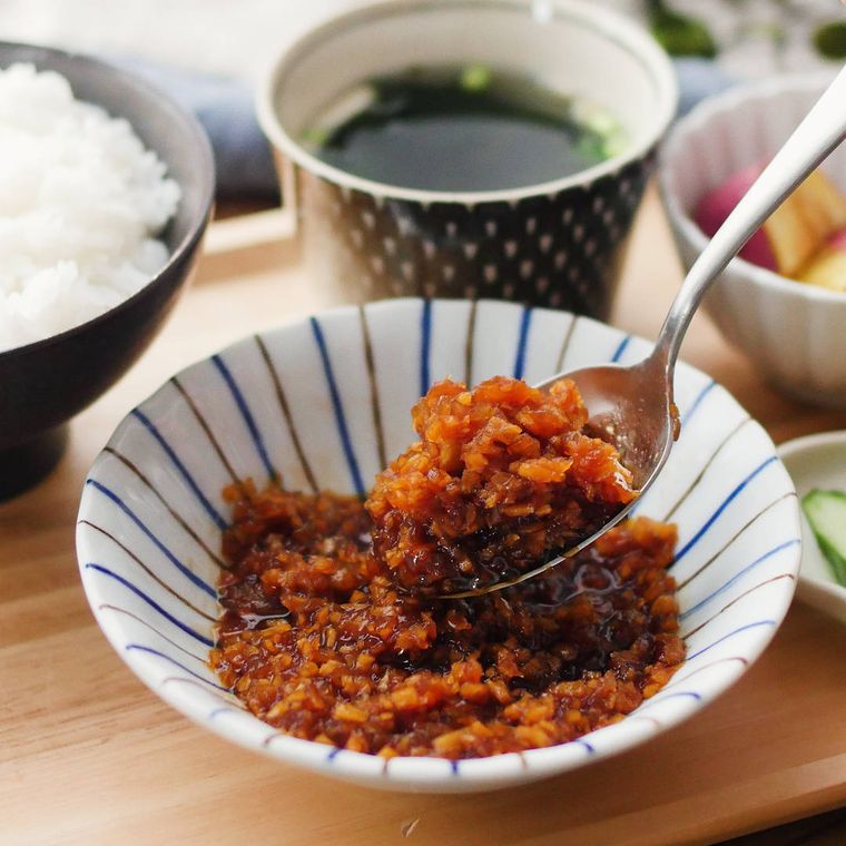 皿に盛り付けられたたっぷり生姜の生ふりかけ