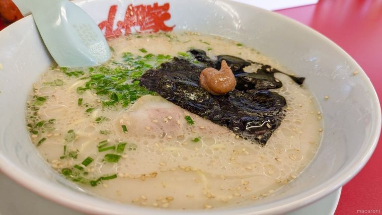 ラーメン山岡家で注文できる朝ラーメンを正面から写した様子