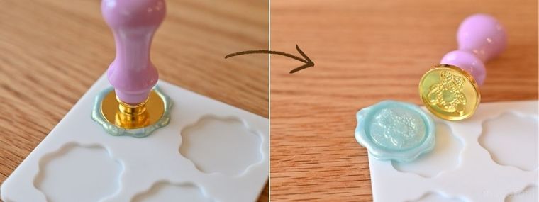 モールドのうえにスタンプし、乾いたものをはがしている