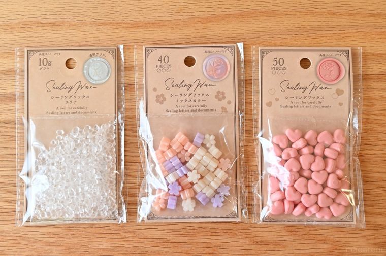 クリア、花型、ハート型の3種類のシーリングワックスが並んでいる