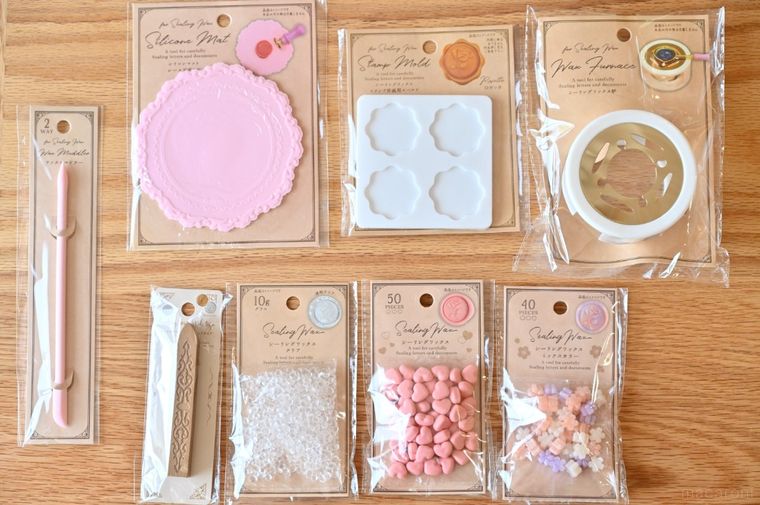 セリアの新作シーリングスタンプアイテムを並べている