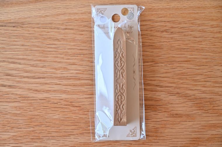 セリアにあるゴールドのスティックシーリングワックス