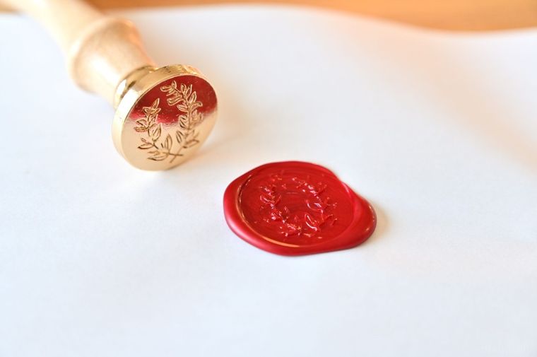 紙に押した赤いシーリングスタンプ
