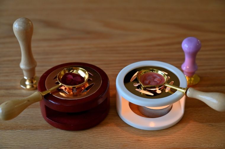 ダイソーとセリア、それぞれの炉を使ってワックスを溶かしている