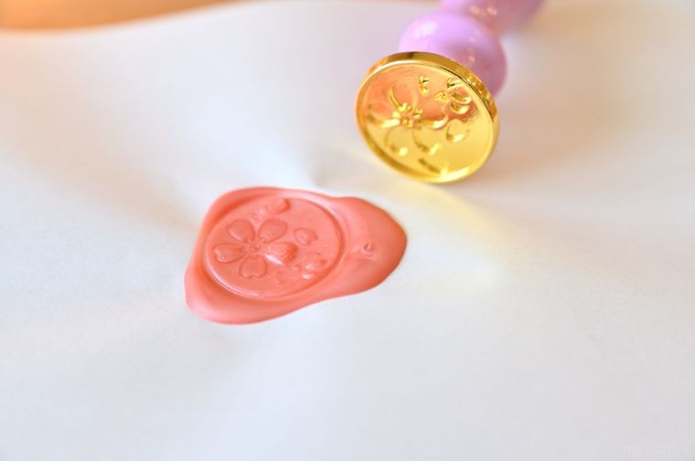 紙に押したピンクのシーリングスタンプ