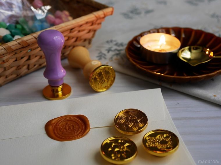 シーリングスタンプアイテムが机のうえに配置されている